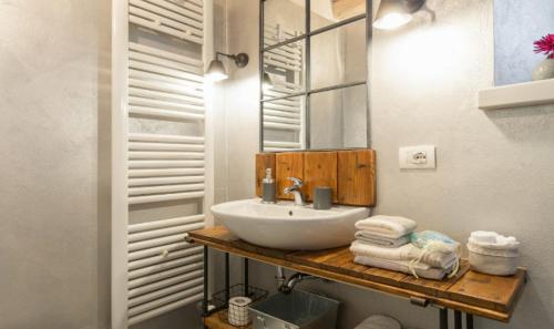 アンジェーラにあるA Casa di Ale Lago Maggiore Private outdoor saunaのバスルーム(シンク、タオル付きカウンター付)