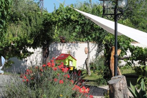 a garden with a bird house in a yard at Casa Vacanze Borgo Borghese in SantʼAlessio Siculo