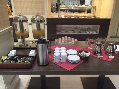 Una encimera con una cafetera y algo de comida. en Strimon Garden Medical SPA Hotel, en Kyustendil
