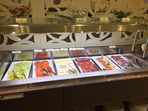 un buffet con diferentes tipos de carnes y hortalizas en Strimon Garden Medical SPA Hotel, en Kyustendil