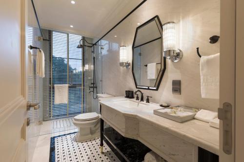Un baño de Bach Suites Saigon, a Member of Design Hotels