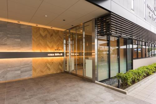 vestíbulo de un edificio con puertas de cristal en Dormy Inn EXPRESS Sendai Seaside, en Sendai