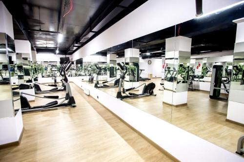 The fitness centre and/or fitness facilities at West Shine Hotel