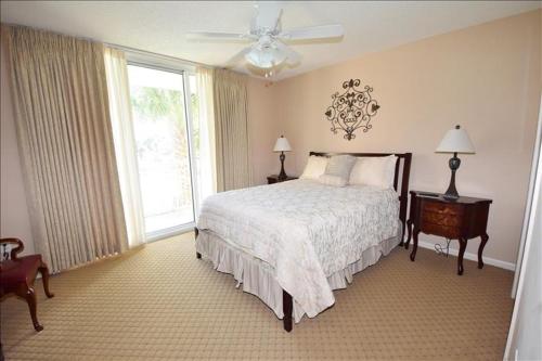 een slaapkamer met een groot bed en een raam bij 207 North Tower Condo in Myrtle Beach