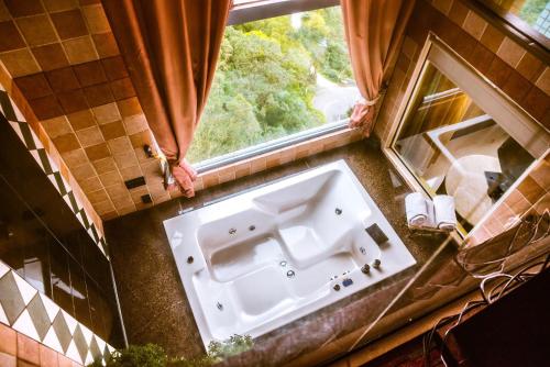 baño con lavabo y ventana en Hi-Star View Hotel, en Xizhi