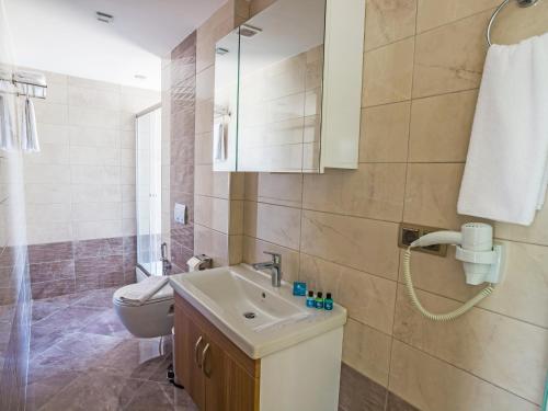 Bilik mandi di Alesha Suite Otel