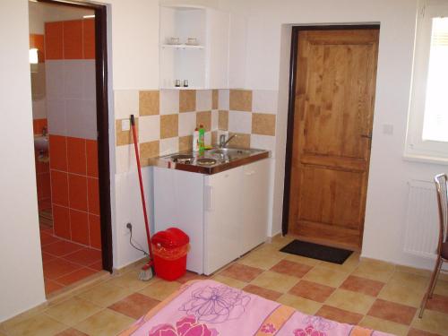 Kuchyňa alebo kuchynka v ubytovaní Apartmany u Smreka