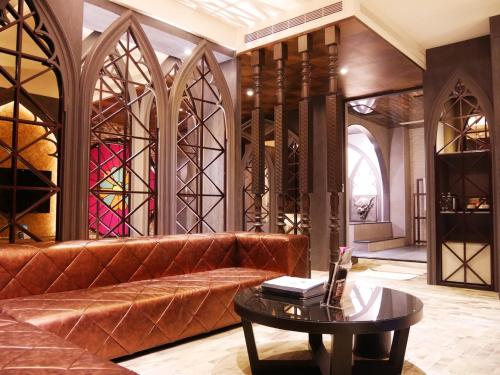 una sala de estar con un sofá y una mesa en Refinement Motel, en Taichung