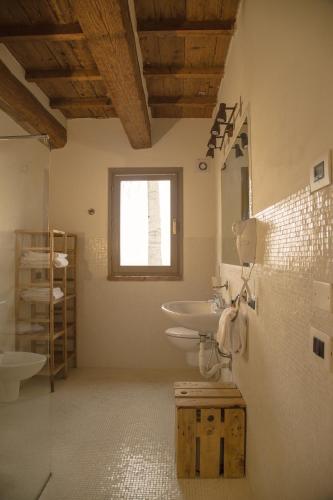 a bathroom with a sink and a mirror at Agriturismo Ferrara Chalet in Vigarano Mainarda