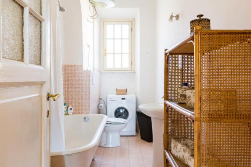 ein Badezimmer mit einer Badewanne, einem WC und einem Waschbecken in der Unterkunft PIAZZA MAZZINI APARTMENT in Rom