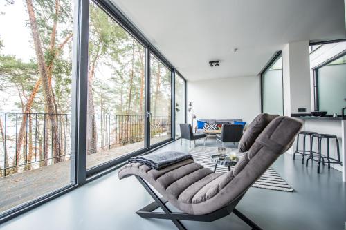 Una sala de estar con una silla y una mesa. en Terasy Mládí Máchovo jezero, en Staré Splavy