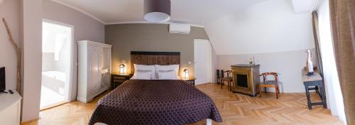 a bedroom with a bed in a room at Aurora Vendégház in Hévíz