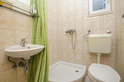 Ένα μπάνιο στο Apartments Zdenko