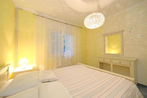 Postel nebo postele na pokoji v ubytování Apartments Sanja