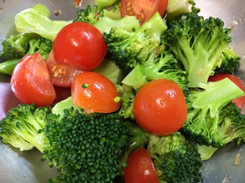 山ノ内町にある山崎屋旅館の皿の上に山盛りのブロッコリーとトマト