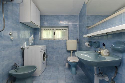 Et badeværelse på Apartments Nediljka