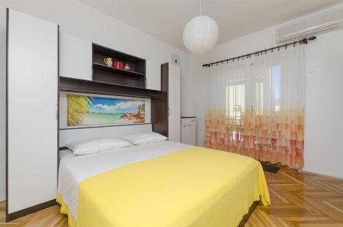 Ліжко або ліжка в номері Apartments Nediljka