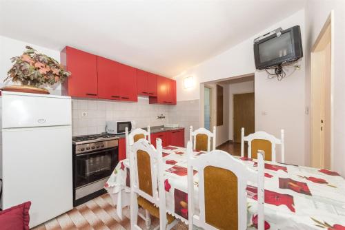 Η κουζίνα ή μικρή κουζίνα στο Apartments and Rooms Dragica