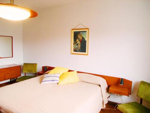 a bedroom with a bed and a painting on the wall at San Marco Appartament in Grado