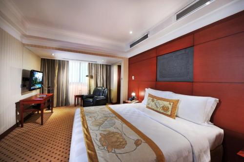 Un pat sau paturi într-o cameră la Hotel Borobudur Jakarta