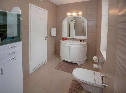 Ванна кімната в Nice Sea View Elegant Apartment