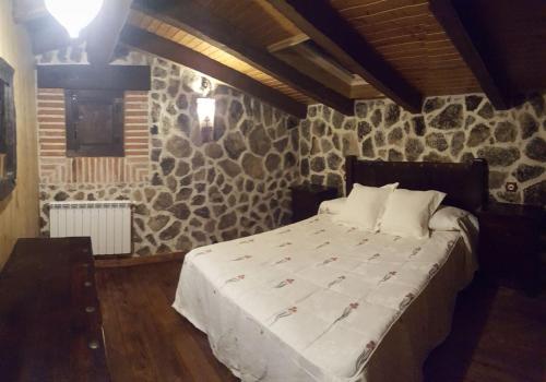 Tempat tidur dalam kamar di Casa Rural Refugio Los Perdigones