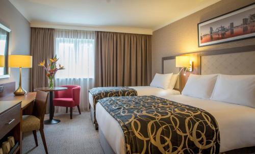 Кровать или кровати в номере Clayton Hotel Belfast