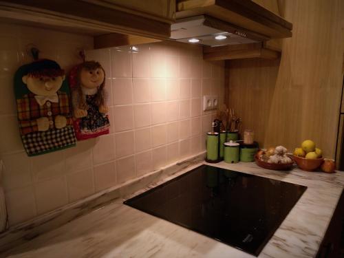 ロウザンにあるTalasnal Casa do Cascãoの果物や野菜が置かれたカウンターのあるキッチン