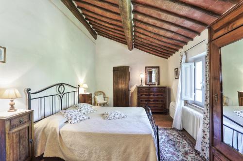 a bedroom with a large bed and a window at Via della Stella in Valiano