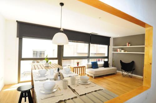 - une salle à manger et un salon avec une table et des chaises dans l'établissement RentBCN Gracia Deluxe, à Barcelone