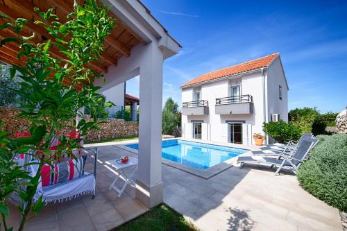 Bazén v ubytování Villa Mediterana nebo v jeho okolí