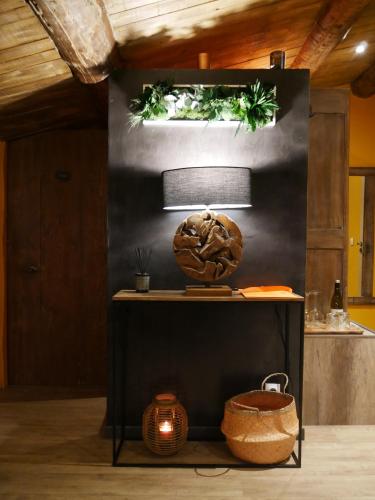 une chambre avec une table ornée d'une sculpture dans l'établissement Lavand'Ange et SPA, à Sarrians