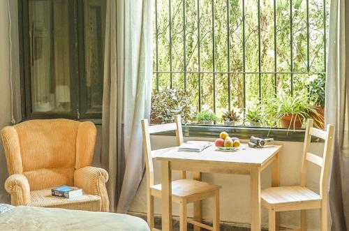 a room with a table and two chairs and a window at Heliópolis I in Seville