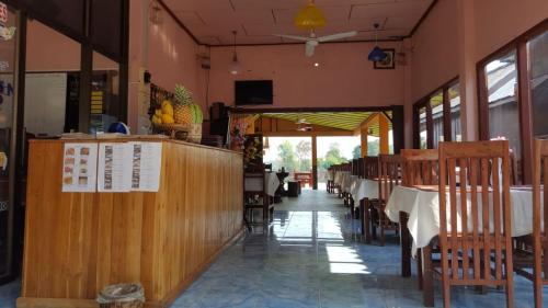 Paradise riverview resort في دون ديت: غرفة طعام مع طاولات وكراسي في مطعم
