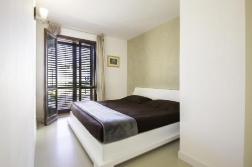 マリーナ・ディ・ラグーザにあるVilla Il Capo dei Capiのベッドルーム(ベッド1台、窓付)