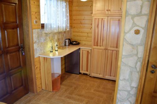 グジボボにあるComfort Holidayの木造キャビン内の小さなキッチン(シンク付)