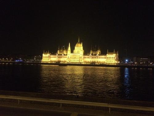 ブダペストにあるBenkoapartmentsの夜間の水面灯が灯る大きな建物