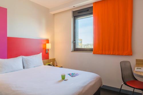 Ένα ή περισσότερα κρεβάτια σε δωμάτιο στο ibis Styles Romans-Valence Gare TGV