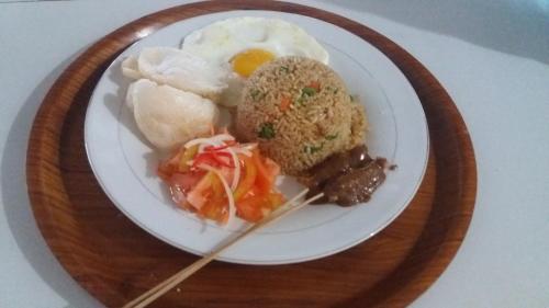 アメッドにあるCOCONUT BEACH BUNGALOWs & WARUNGの卵肉盛り合わせ