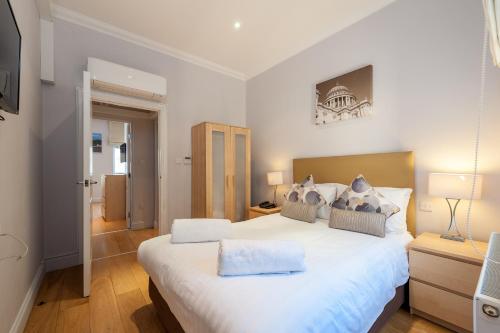 1 dormitorio con 1 cama blanca grande y 2 almohadas en 12 London Street Apartments, en Londres