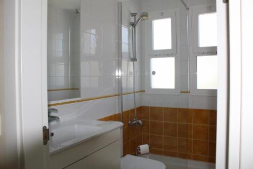 een badkamer met een douche, een toilet en een wastafel bij BLUE Dreams in Mijas