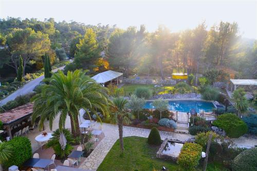 - une vue aérienne sur un jardin avec une piscine dans l'établissement Hôtel Eze Hermitage, à Èze
