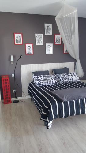 a bedroom with two beds and pictures on the wall at VV Paraíso Del Sur in Playa Paraiso
