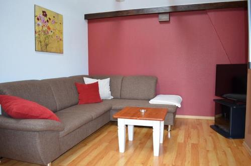 sala de estar con sofá y mesa en Ferienhaus Jungk, en Eisenach