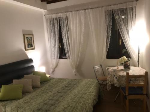 1 dormitorio con cama, mesa y ventana en Carina House en Venecia