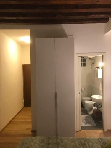 Cette chambre comprend une salle de bains pourvue de toilettes et d'un lavabo. dans l'établissement Carina House, à Venise