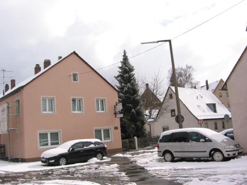 two cars parked in a parking lot with snow at Hotel und Gasthof Ritter St. Georg in Erlangen