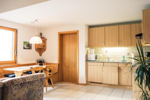 uma cozinha com uma mesa e uma sala de jantar em Ferienwohnung Ichtys em Hasliberg