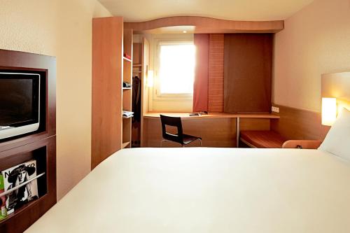 Телевизор и/или развлекательный центр в ibis Beauvais Aéroport