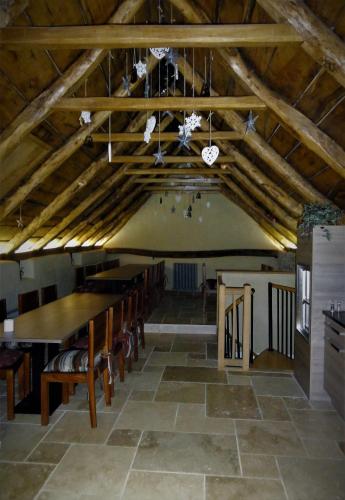 une salle à manger avec une longue table et des chaises dans l'établissement Domaine des Marequiers chambre Silène, à Saint-Germain-du-Teil